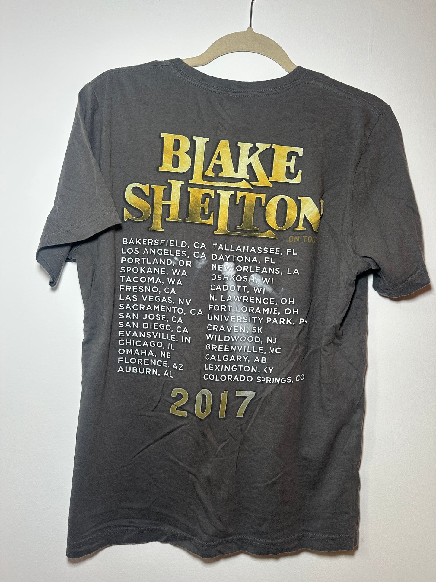 Blake Shelton 2017 Tour Graphic Tee – Medium Dark Gray Country Music Shirt