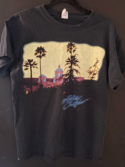 Eagles “Hotel California” Graphic Tee (Size M) – Black Licensed T-Shirt